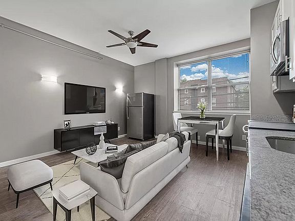 3rd image of 4242 Lindell Blvd APT 210