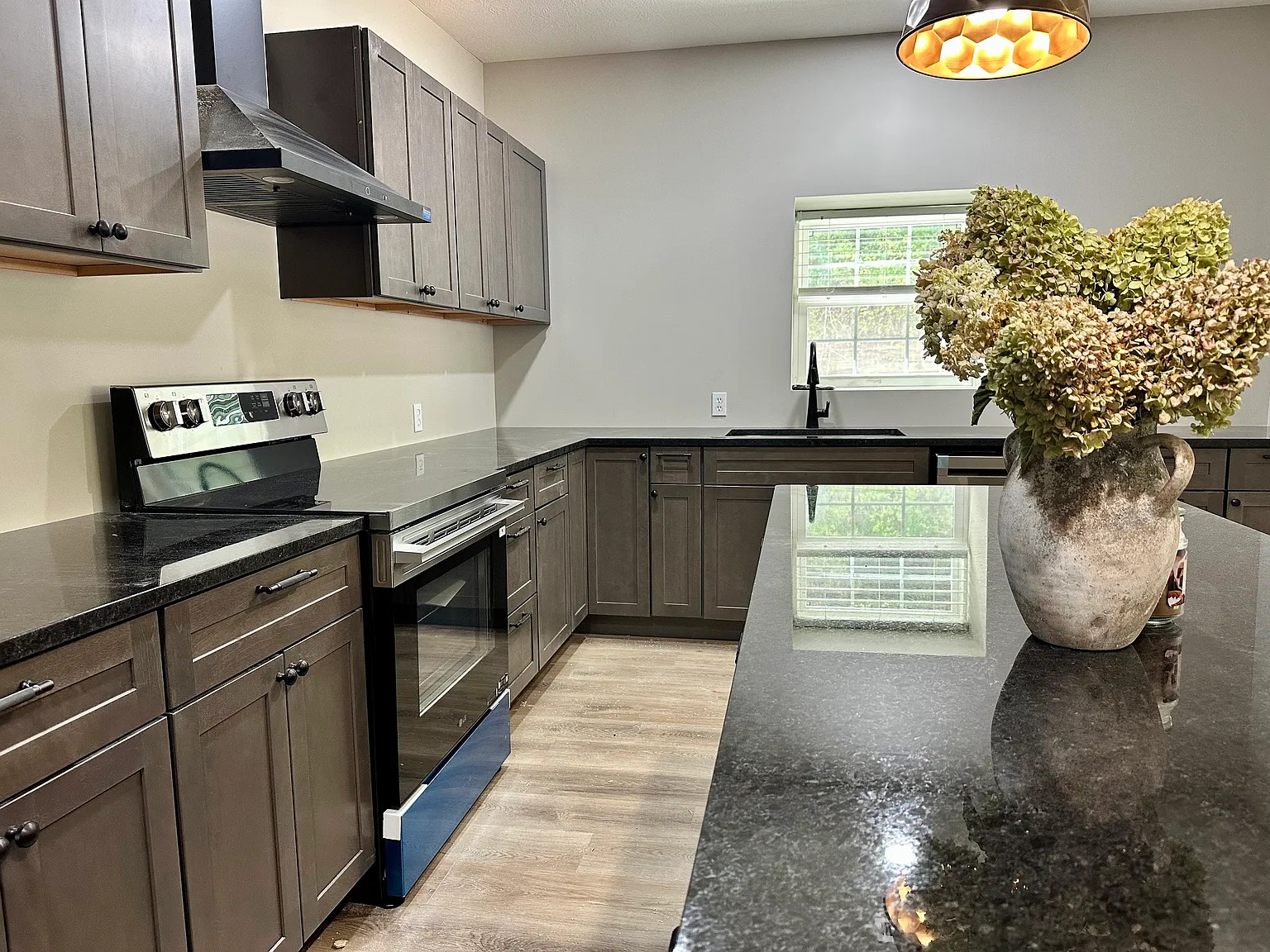 2 bed, 1100 sqft, $1,900 — Photo 3