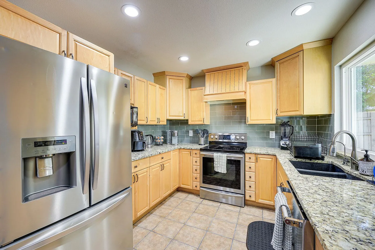 3 bed, 2.0 bath, 1776 sqft, $4,432 — Photo 2