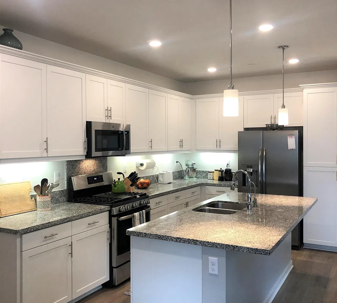 4 bed, 2.5 bath, 1685 sqft, $3,300 — Photo 2