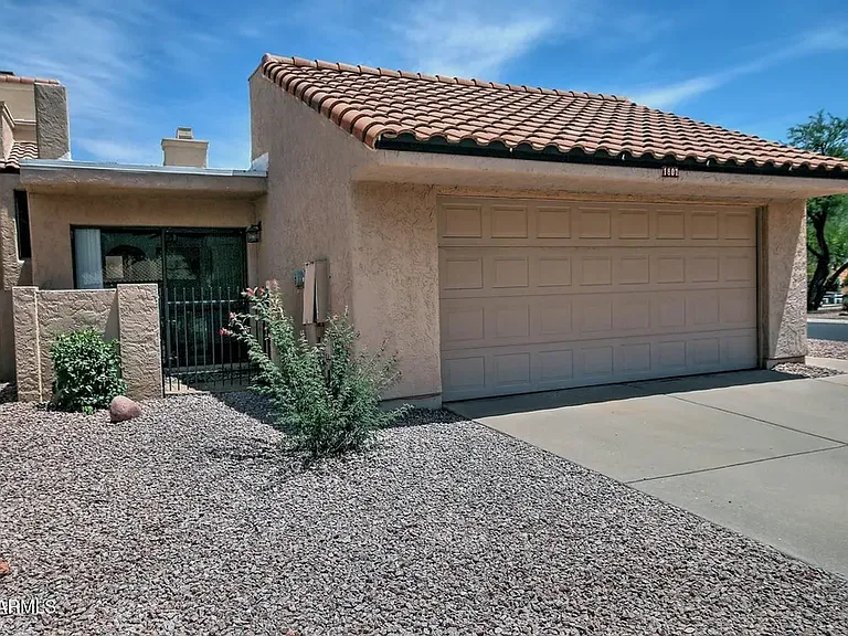 1807 N Ventura Ln — Photo 2