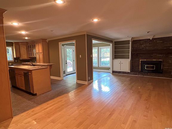 2nd image of 805 Skyline Dr
