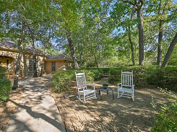 3rd image of 1004 Fox Cir