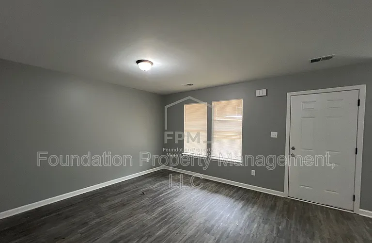 605 Howard Dr — Photo 4