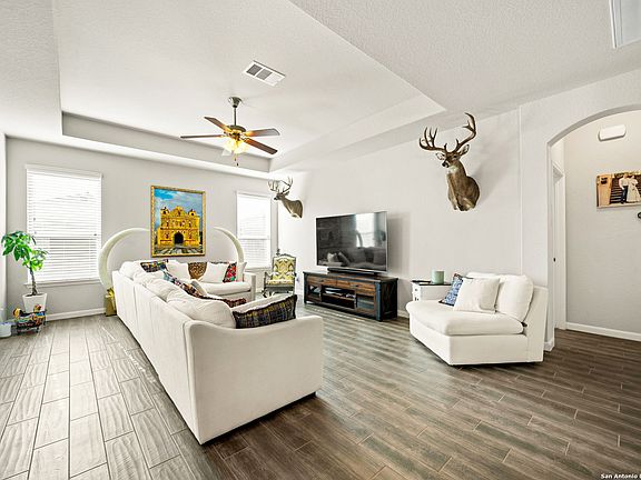 3rd image of 415 Escarpment Oak