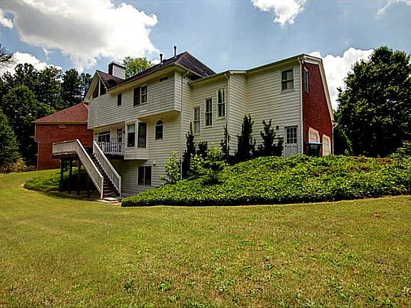 2nd image of 2475 Lynshire Ln