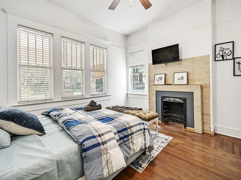 Durant Pl NE — Photo 1