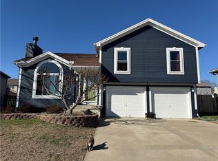 104 Spinnaker Dr, Smithville, MO 64089