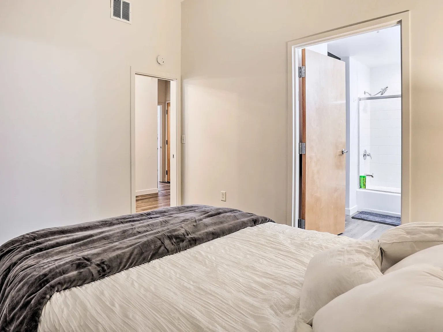 2 bed, 1325 sqft, $3,000 — Photo 4