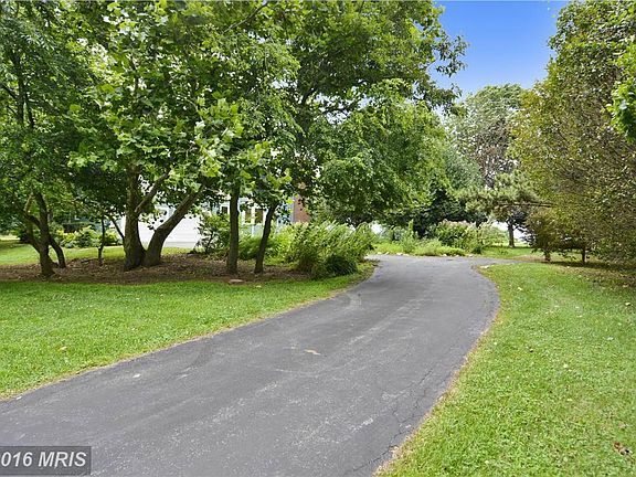 Approach to 2851 Cox Neck Road