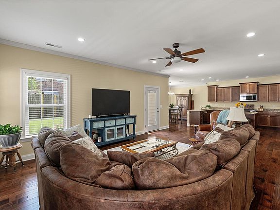 2nd image of 1904 Chestnut Oak Ln