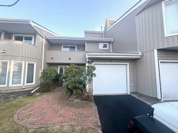 11 Kristin Ln, Hauppauge, NY 11788