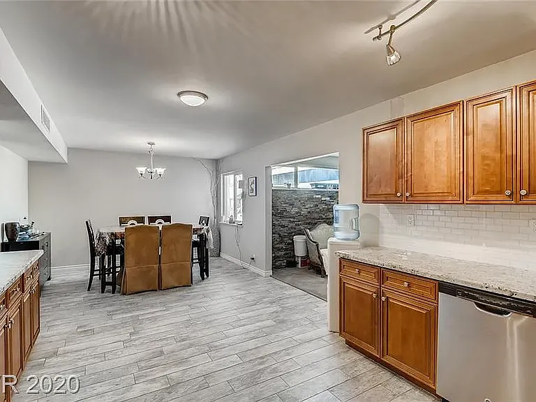 605 E Fairway Rd — Photo 7
