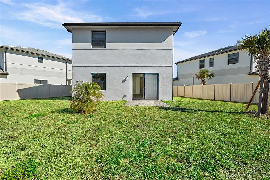 4 bed, 3.5 bath, 2424 sqft, $3,997 — Photo 3