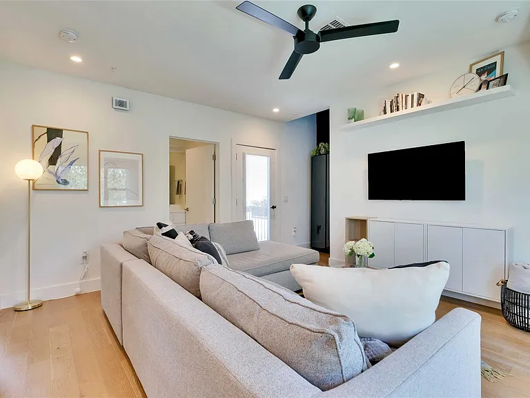 1128 Chicon St #201 — Photo 9