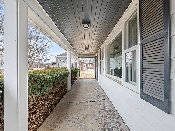 3rd image of 124 E Mill St