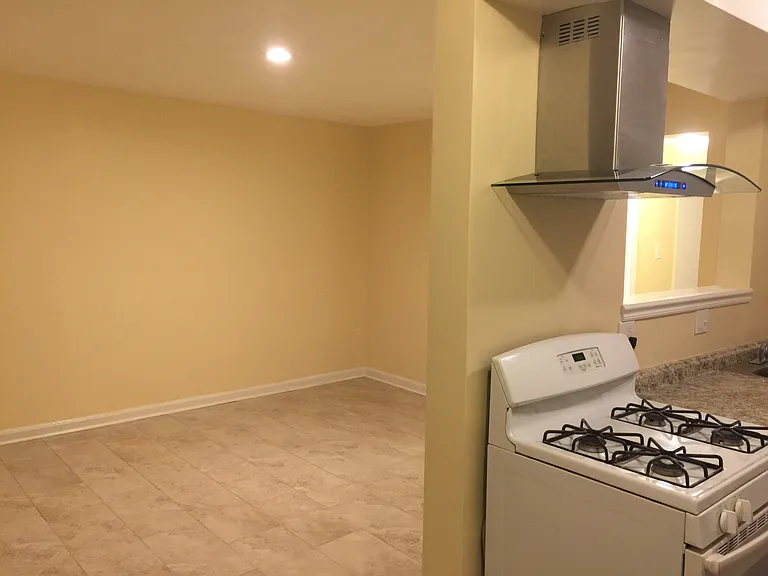 223 N Adams St — Photo 9