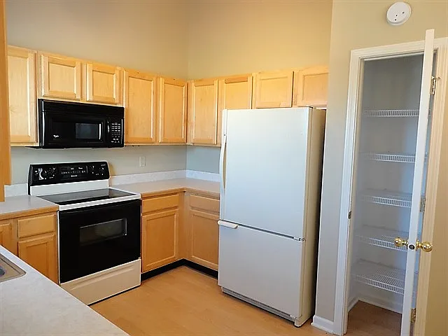 7910 Palmaro Cir — Photo 2