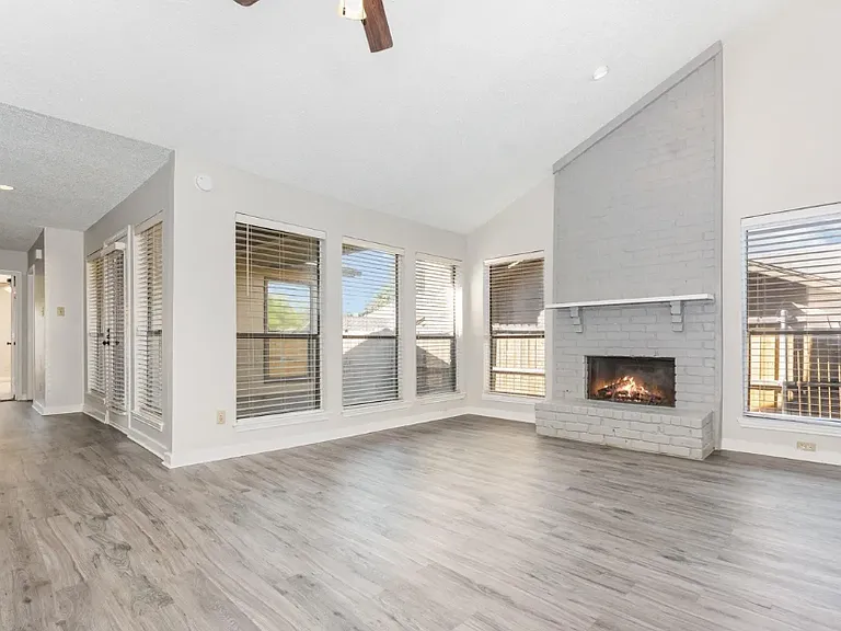2212 Heritage Cir — Photo 3