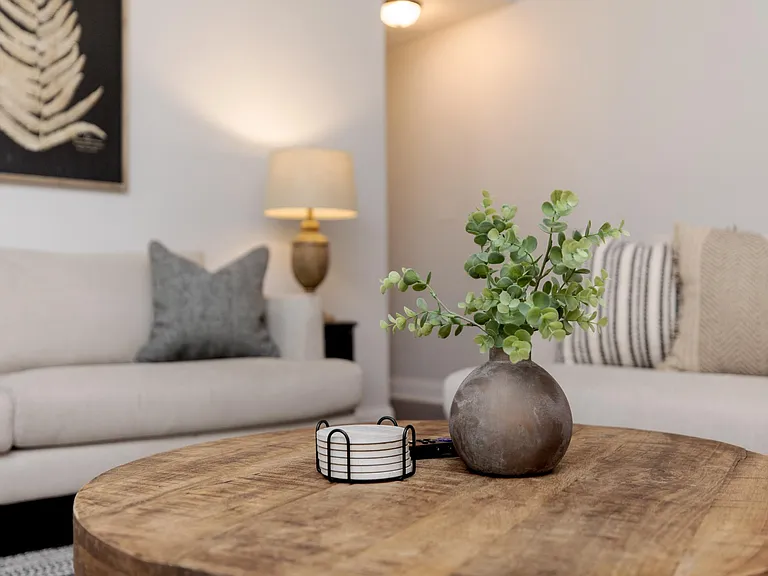 Spacious Living room w/TV streaming