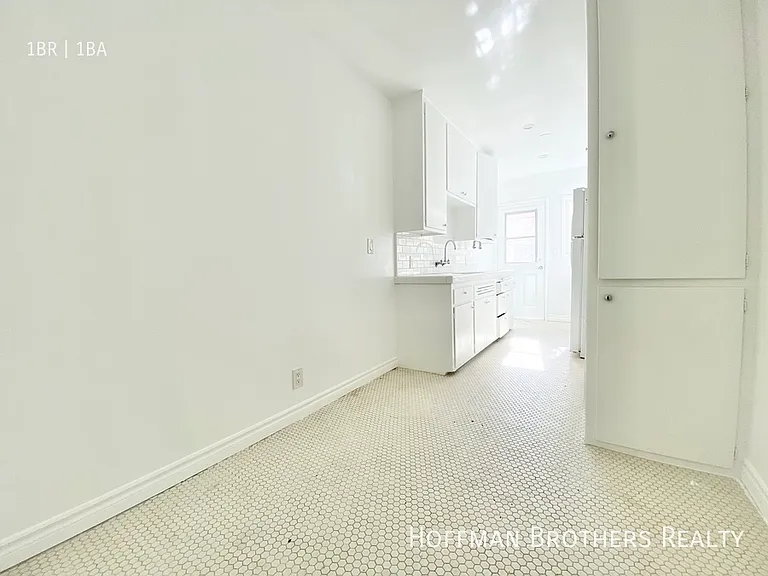 2201 Oak St #B — Photo 3