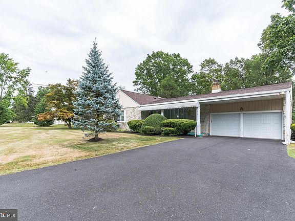 2nd image of 810 Limekiln Pike