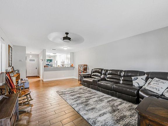 5th image of 443 Lake Helen Dr