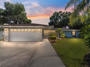 32701 Lakeshore Dr, Tavares, FL 32778