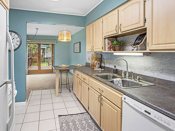 4th image of 1913 Cambridge Dr