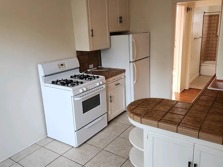 Very clean appliances in excellent condition, very spacious kitchen
