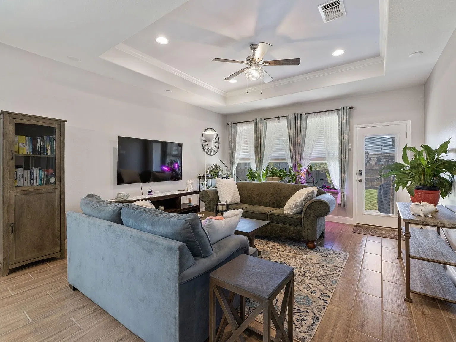 4 bed, 2.0 bath, 1859 sqft, $2,400 — Photo 3