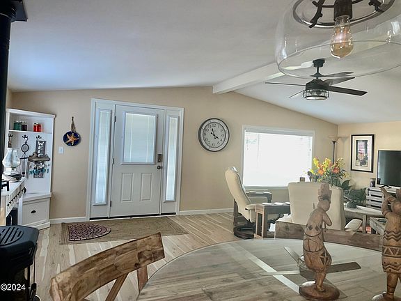 3rd image of 923 SE Bay Blvd Unit 13