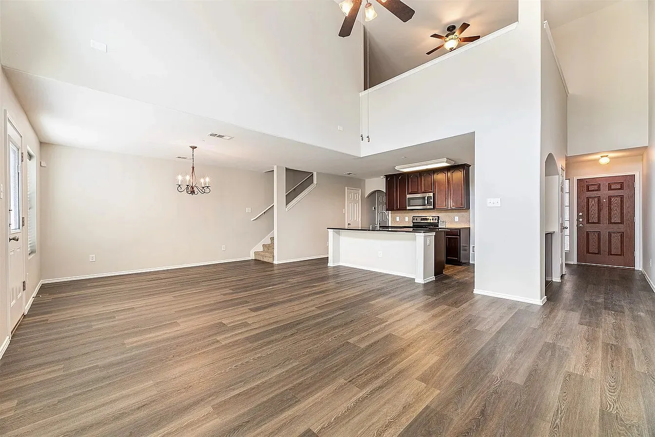 3 bed, 2.5 bath, 1939 sqft, $2,400 — Photo 4