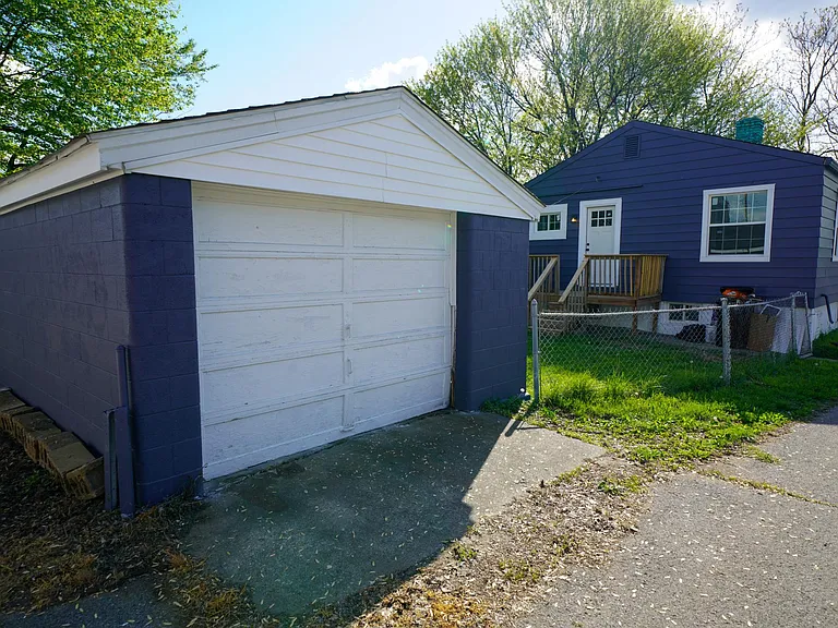 2217 Fort St — Photo 16