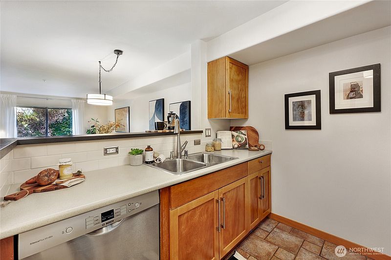 4th image of 3015 SW Avalon Way #204