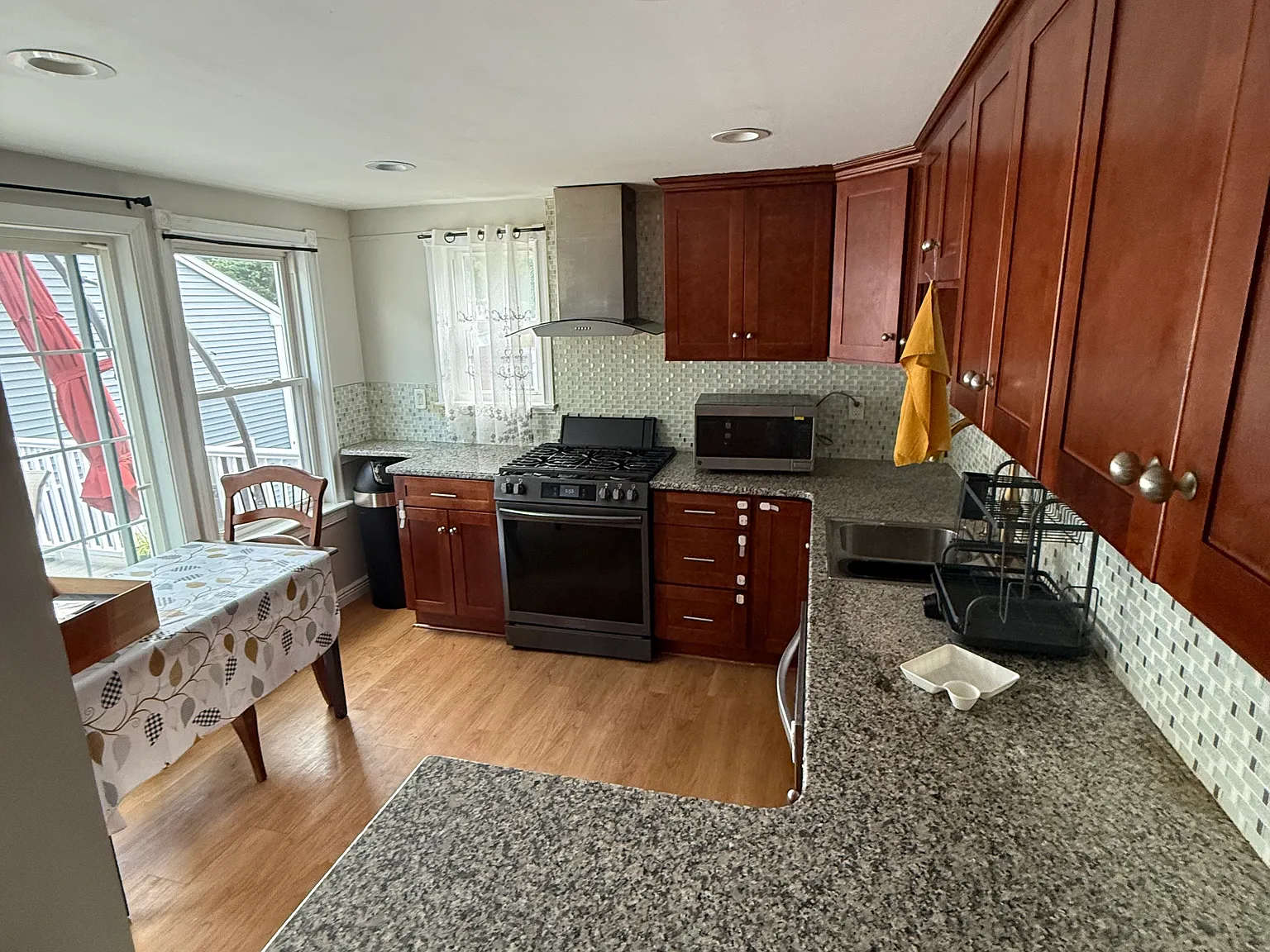 3 bed, 1353 sqft, $2,950 — Photo 2