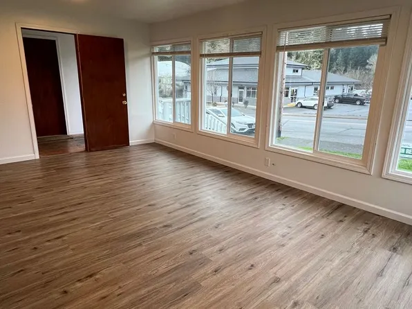 284 S 10th St, Coos Bay, OR 97420