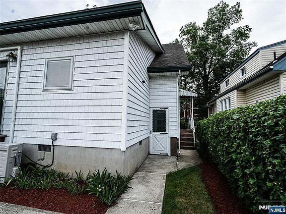 3rd image of 220 Clinton Ave