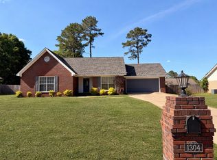 1304 Woodleigh Rd, Dothan, AL 36305