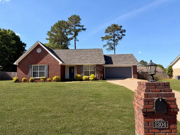 1304 Woodleigh Rd, Dothan, AL 36305