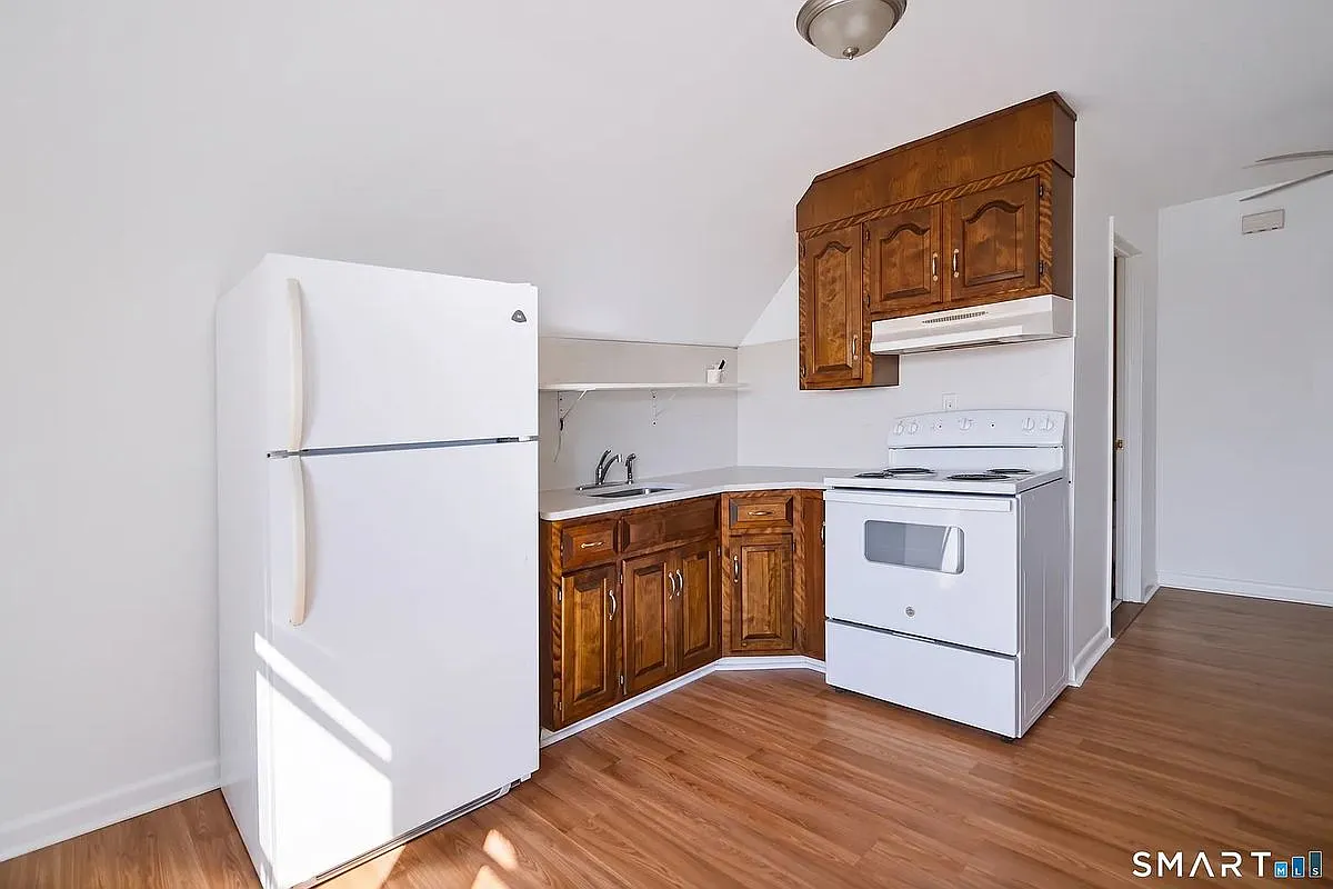 2 bed, 1.0 bath, 830 sqft, $1,950 — Photo 2