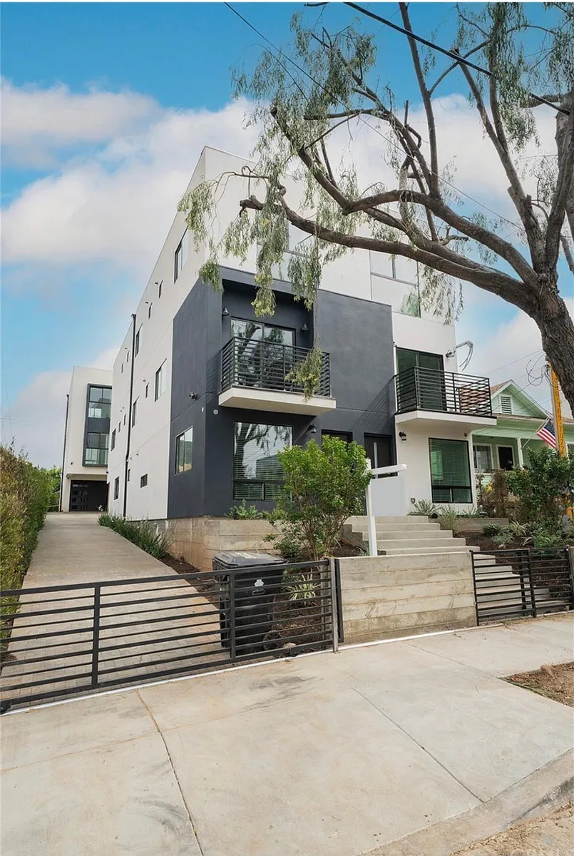 Building Photo - 632 N Boyle Ave