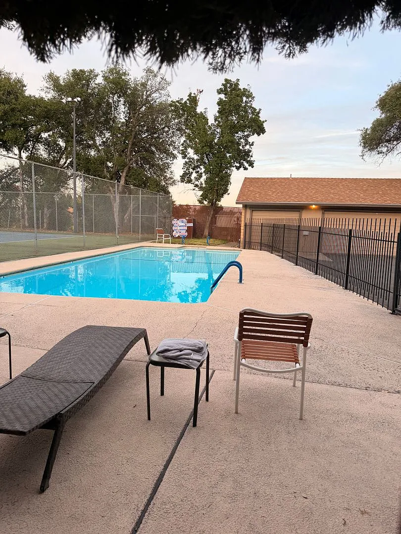 2-tbedroom, 2-bath home in Redding — Photo 4