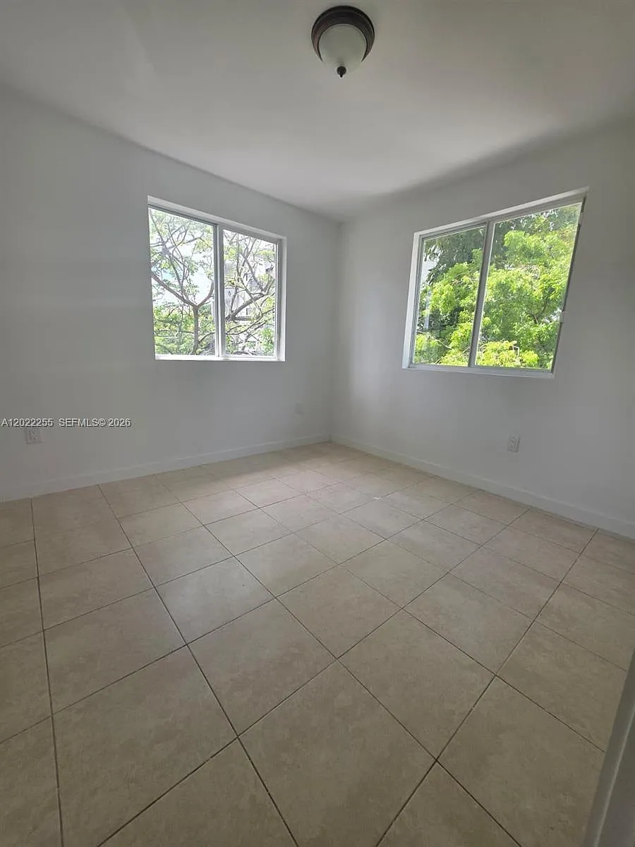 Building Photo - 829 SW 3rd St #831