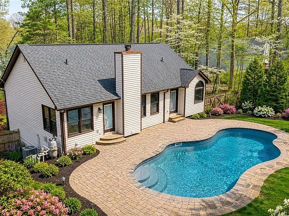 2nd image of 115 Blacks Mill Trce W