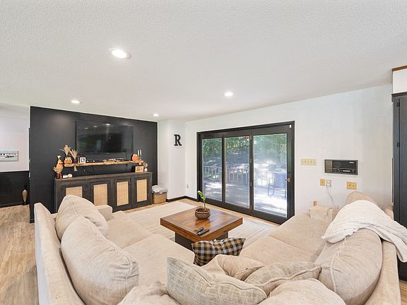 5th image of 326 Dogwood Dr
