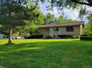 5612 Swan Lake Dr, West Bloomfield, MI