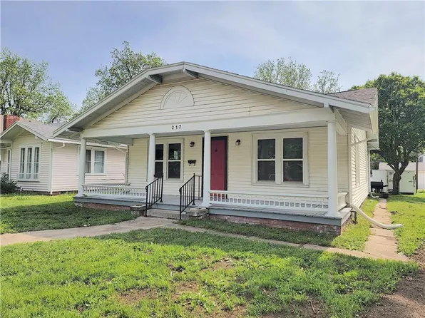 217 S Oak St, Iola, KS 66749