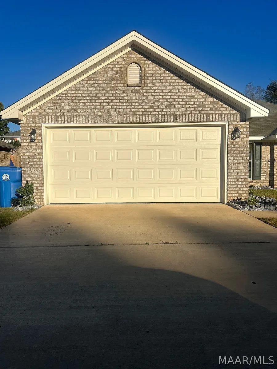 Building Photo - 745 Park Ln