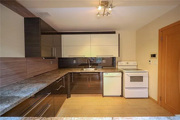 Sold by Momentum Real Estate LLC | media 4